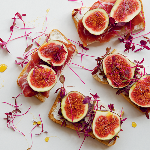 Sumuštinukai su figomis, vytintu kumpiu ir gorgonzolos sūriu