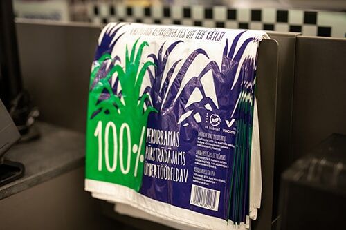 „Maxima“ naujus popierinius maišelius siunčia į geras rankas